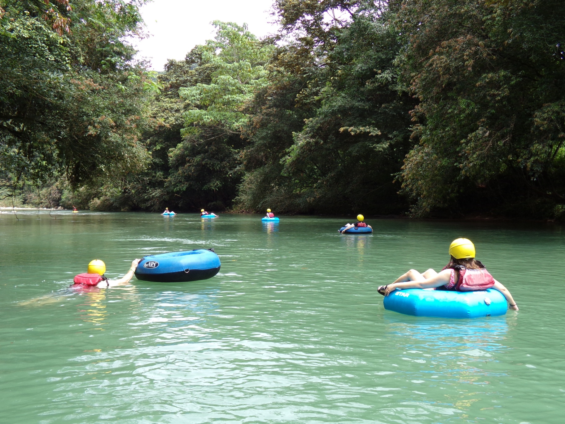 Tubing por un río de la jungla