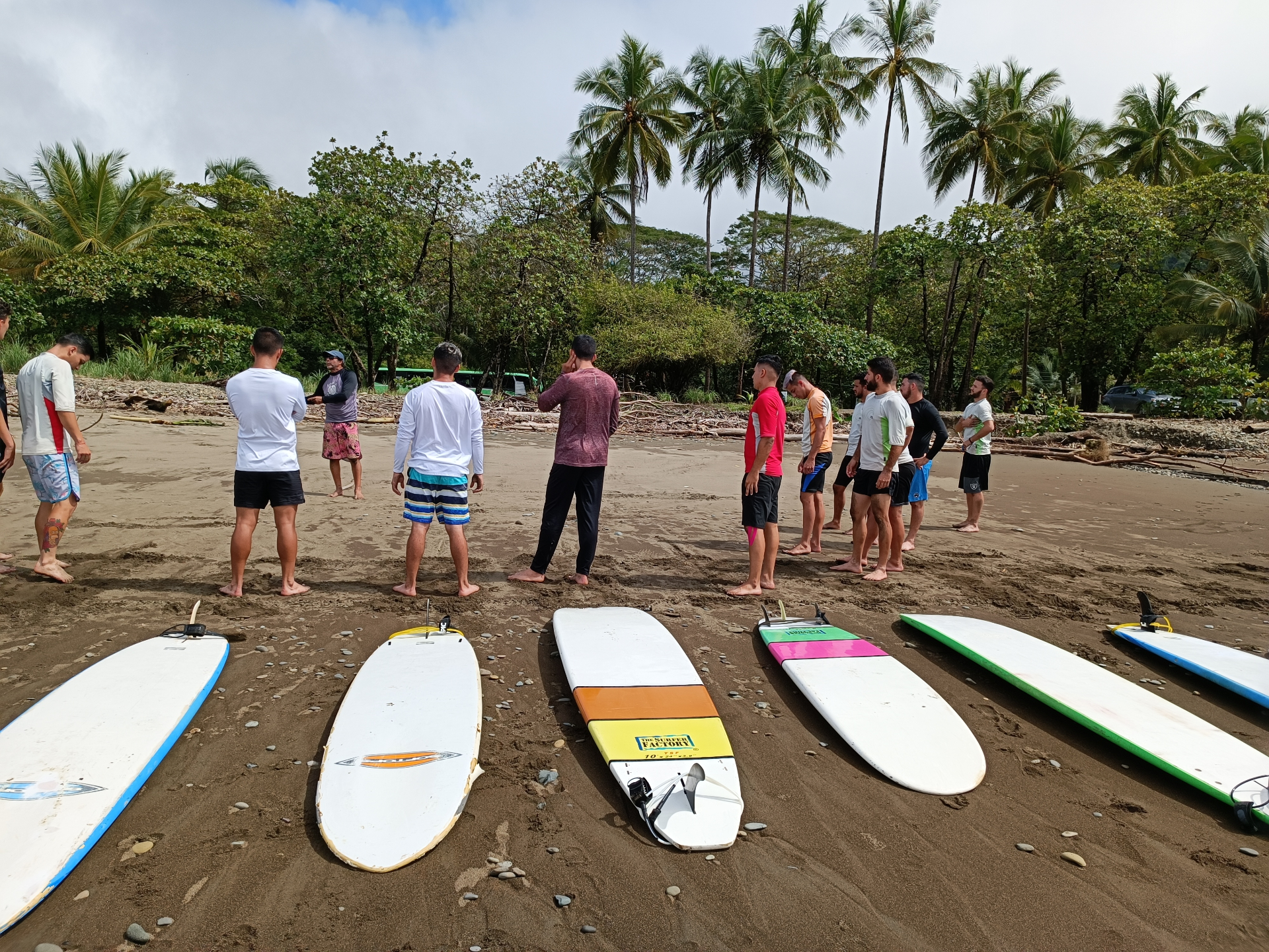 Clases de surf en Playa Dominical